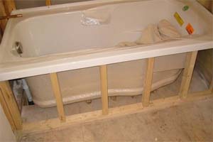 установка ванны на деревянные бруски